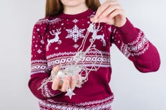 Foto potata del primo piano della corda aggrovigliata di natale bianco in mani fotografie stock Foto potata del primo piano della corda aggrovigliata di natale bianco in mani fotografie stock