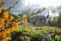 Foto som tas på en molnig vårdag av Pinner Memorial Park, UK, västra hus och Heath Robinson Museum i bakgrunden royaltyfri fotografi Foto som tas på en molnig vårdag av Pinner Memorial Park, UK, västra hus och Heath Robinson Museum i bakgrunden royaltyfri fotografi