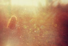 Foto surreal da jovem mulher que está na floresta me imagem de stock Foto surreal da jovem mulher que está na floresta me imagem de stock