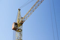 Foto van bouwkraan tegen een blauwe hemelachtergrond stock foto Foto van bouwkraan tegen een blauwe hemelachtergrond stock foto