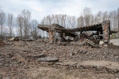 Foto van de overblijfselen van één van de crematoria bij het Duitse Concentratiekamp van Auschwitz, Polen stock fotografie Foto van de overblijfselen van één van de crematoria bij het Duitse Concentratiekamp van Auschwitz, Polen stock fotografie