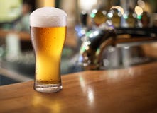 Foto van koud bierglas op een bar. Foto van koud bierglas op een bar.