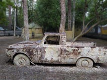 Foto velha do carro Lugar do Paintball foto de stock royalty free Foto velha do carro Lugar do Paintball foto de stock royalty free