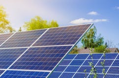 Foto-voltaische ?kologische Module auf Tal des gr?nen Grases gegen von der Sonne und des bew?lkten Himmels stockfoto Foto-voltaische ?kologische Module auf Tal des gr?nen Grases gegen von der Sonne und des bew?lkten Himmels stockfoto