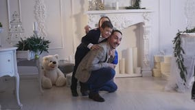 Fotoaufnahmeblitzlicht des neuen Jahres der Familie stock video Fotoaufnahmeblitzlicht des neuen Jahres der Familie stock video