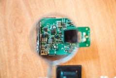 Fotoet av den elektriska strömkretsen på grund av förstoringsglaset fotografering för bildbyråer Fotoet av den elektriska strömkretsen på grund av förstoringsglaset fotografering för bildbyråer