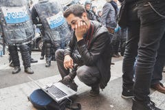 Fotograaf aan het werk tijdens een protest in Milaan, Italië stock afbeeldingen Fotograaf aan het werk tijdens een protest in Milaan, Italië stock afbeeldingen
