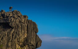 Fotograaf die met driepoot landschapsfoto's schieten Royalty-vrije Stock Afbeelding Fotograaf die met driepoot landschapsfoto's schieten Royalty-vrije Stock Afbeelding
