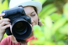 Fotograf med en reflexkamera som tar foto royaltyfri fotografi Fotograf med en reflexkamera som tar foto royaltyfri fotografi