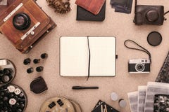 Fotografa biurko Fotografa miejsce pracy Fotografa scrapbook Tradional fotografia dziewczyn czarny kryjówki obsługują koszulowego zdjęcia stock Fotografa biurko Fotografa miejsce pracy Fotografa scrapbook Tradional fotografia dziewczyn czarny kryjówki obsługują koszulowego zdjęcia stock