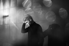 Fotografia Artistica In Bianco E Nero Giovane Uomo Biondo Che Sta Sulla Via Fotografia Stock Immagine Di Uomo Fashionable