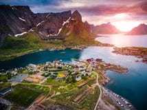 Fotografia aérea das ilhas do arquipélago de Lofoten foto de stock royalty free Fotografia aérea das ilhas do arquipélago de Lofoten foto de stock royalty free