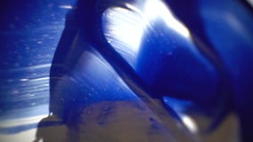 A fotografia macro como uma faca de massa de vidraceiro mancha a pintura azul e branca no vidro vídeos de arquivo A fotografia macro como uma faca de massa de vidraceiro mancha a pintura azul e branca no vidro vídeos de arquivo