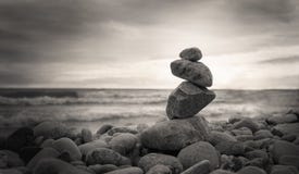 Fotografia ostrosłup kamienie na oceanu tle sepiowy styl obrazy stock Fotografia ostrosłup kamienie na oceanu tle sepiowy styl obrazy stock