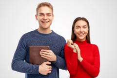 Fotografia szczęśliwa młoda kobieta daje niektóre pomysłom dla pisać eseju kolega z klasy praca wpólnie który trzyma notepad, zdjęcia royalty free Fotografia szczęśliwa młoda kobieta daje niektóre pomysłom dla pisać eseju kolega z klasy praca wpólnie który trzyma notepad, zdjęcia royalty free