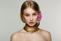 Fotografia śliczna wspaniała młoda blondynki dziewczyna stoi nad popielatą tło ścianą patrzeje kamerę obrazy stock Fotografia śliczna wspaniała młoda blondynki dziewczyna stoi nad popielatą tło ścianą patrzeje kamerę obrazy stock