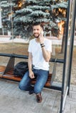 Fotografie piękny elegancki facet w pustej białej koszulce, h zdjęcie stock Fotografie piękny elegancki facet w pustej białej koszulce, h zdjęcie stock