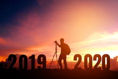 Fotografía joven de la silueta feliz por 2020 Años Nuevos fotografía de archivo libre de regalías Fotografía joven de la silueta feliz por 2020 Años Nuevos fotografía de archivo libre de regalías