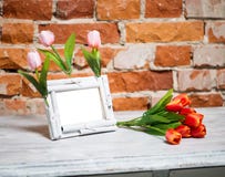 Fotokader met boeket van tulpen stock foto Fotokader met boeket van tulpen stock foto