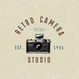 Fotologoemblemet eller etiketten, videoen, filmen, filmkamera från första för kassalådan tappning nu, den inristade handen som in royaltyfri illustrationer Fotologoemblemet eller etiketten, videoen, filmen, filmkamera från första för kassalådan tappning nu, den inristade handen som in royaltyfri illustrationer