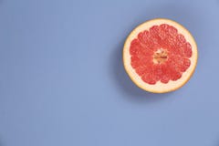Fotosoorten pop-art Grapefruit op een blauwe achtergrond royalty-vrije stock afbeelding Fotosoorten pop-art Grapefruit op een blauwe achtergrond royalty-vrije stock afbeelding