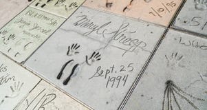 Fotspår och Handprints av Meryl Streep på den kinesiska teatern i Hollywood - LOS ANGELES - KALIFORNIEN - APRIL 20, 2017 royaltyfria foton Fotspår och Handprints av Meryl Streep på den kinesiska teatern i Hollywood - LOS ANGELES - KALIFORNIEN - APRIL 20, 2017 royaltyfria foton
