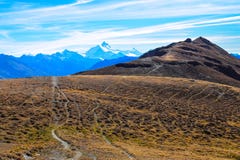 Fotvandra i regionen av Torrenthorn, med en bedöva sikt av de schweiziska fjällängarna, Schweiz/Europa royaltyfria foton Fotvandra i regionen av Torrenthorn, med en bedöva sikt av de schweiziska fjällängarna, Schweiz/Europa royaltyfria foton