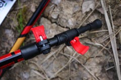 Fotvandra pinnar för nordiskt gå och trekking Hjälp i sportar och i en aktiv livsstil fotografering för bildbyråer Fotvandra pinnar för nordiskt gå och trekking Hjälp i sportar och i en aktiv livsstil fotografering för bildbyråer