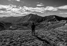 Fotvandrare på toppmötet av kupidonmaximumet, Loveland passerande steniga colorado berg royaltyfria bilder Fotvandrare på toppmötet av kupidonmaximumet, Loveland passerande steniga colorado berg royaltyfria bilder