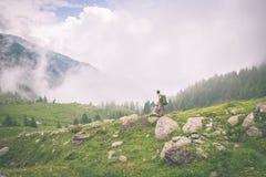Fotvandrareanseende på bergvandringsledet som tonas royaltyfri foto Fotvandrareanseende på bergvandringsledet som tonas royaltyfri foto