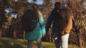 Fotvandraren Girs i en pinjeskog turisten tycker om liv och naturen semesteraff?rsf?retaglopp Lycklig familjresor moder arkivfilmer Fotvandraren Girs i en pinjeskog turisten tycker om liv och naturen semesteraff?rsf?retaglopp Lycklig familjresor moder arkivfilmer