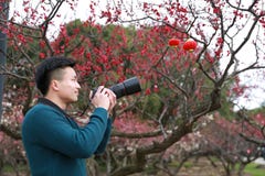 Fotógrafo chinês asiático do homem na natureza fotografia de stock Fotógrafo chinês asiático do homem na natureza fotografia de stock