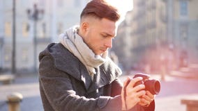 Fotógrafo masculino novo considerável que filma o vídeo exterior vídeos de arquivo Fotógrafo masculino novo considerável que filma o vídeo exterior vídeos de arquivo