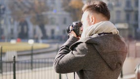Fotógrafo masculino novo considerável que toma a fotografia exterior video estoque Fotógrafo masculino novo considerável que toma a fotografia exterior video estoque