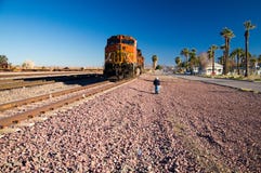 Fotógrafo na locomotiva do trem de mercadorias de BNSF nenhuma 5240 imagem de stock Fotógrafo na locomotiva do trem de mercadorias de BNSF nenhuma 5240 imagem de stock