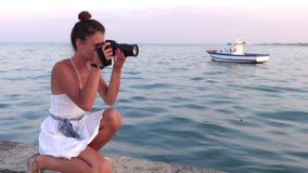 Fotógrafo novo Mar azul e pouco barco no fundo vídeos de arquivo Fotógrafo novo Mar azul e pouco barco no fundo vídeos de arquivo