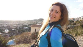 Fotógrafo que toma imágenes al aire libre almacen de metraje de vídeo Fotógrafo que toma imágenes al aire libre almacen de metraje de vídeo