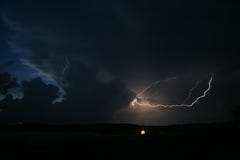Foudre entre les nuages d'un orage grave, l'électricité dans le ciel photos libres de droits Foudre entre les nuages d'un orage grave, l'électricité dans le ciel photos libres de droits