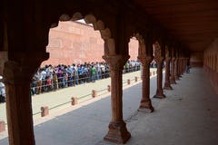 Foule des personnes se tenant dans la ligne à Taj Mahal photo stock Foule des personnes se tenant dans la ligne à Taj Mahal photo stock