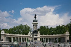Foule devant le monument donnant sur le lac chez Parque del Buen Retiro, Madrid photos libres de droits Foule devant le monument donnant sur le lac chez Parque del Buen Retiro, Madrid photos libres de droits