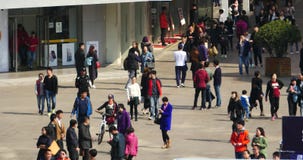 foule 4k énorme des personnes marchant sur la rue d'affaires de porcelaine, Qingdao, Chine banque de vidéos foule 4k énorme des personnes marchant sur la rue d'affaires de porcelaine, Qingdao, Chine banque de vidéos