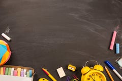Fournitures de bureau lumineuses, réveil jaune sur la vue supérieure de tableau noir, l'espace de copie Concept : de nouveau à l' images stock Fournitures de bureau lumineuses, réveil jaune sur la vue supérieure de tableau noir, l'espace de copie Concept : de nouveau à l' images stock