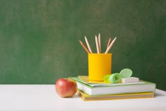 Fournitures scolaires dessus de nouveau au panneau de craie d'école photographie stock Fournitures scolaires dessus de nouveau au panneau de craie d'école photographie stock
