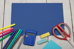 Fournitures scolaires - papier bleu, ciseaux, autocollants, calculatrice, gomme, marqueurs et d'autres accessoires Photos libres de droits Fournitures scolaires - papier bleu, ciseaux, autocollants, calculatrice, gomme, marqueurs et d'autres accessoires Photos libres de droits