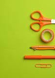 Fournitures scolaires sur le fond vert photos stock Fournitures scolaires sur le fond vert photos stock