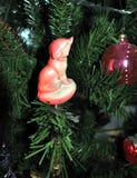 Fox rojo la Navidad del vintage juega en fondo del árbol del Año Nuevo foto de archivo libre de regalías Fox rojo la Navidad del vintage juega en fondo del árbol del Año Nuevo foto de archivo libre de regalías