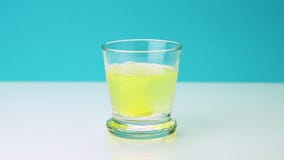 120 fps una compressa effervescente contro dolore cade in un vetro e dissolve il colpo lento di aspirin su un acquamarina archivi video 120 fps una compressa effervescente contro dolore cade in un vetro e dissolve il colpo lento di aspirin su un acquamarina archivi video
