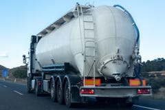 Fracht-LKW, der Waren auf der Straße reist und transportiert, um den Bestimmungsort zu erreichen lizenzfreie stockfotografie Fracht-LKW, der Waren auf der Straße reist und transportiert, um den Bestimmungsort zu erreichen lizenzfreie stockfotografie