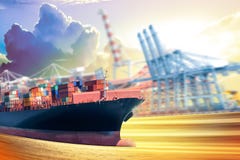 Frachtschiff schwimmt auf den Ozean zur Sonnenuntergangzeit, Industrie Containe stockbild Frachtschiff schwimmt auf den Ozean zur Sonnenuntergangzeit, Industrie Containe stockbild