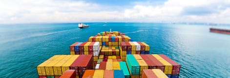 Frachtschiffe, die einen der beschäftigtsten Häfen in der Welt, Singapur eingeben lizenzfreie stockbilder Frachtschiffe, die einen der beschäftigtsten Häfen in der Welt, Singapur eingeben lizenzfreie stockbilder